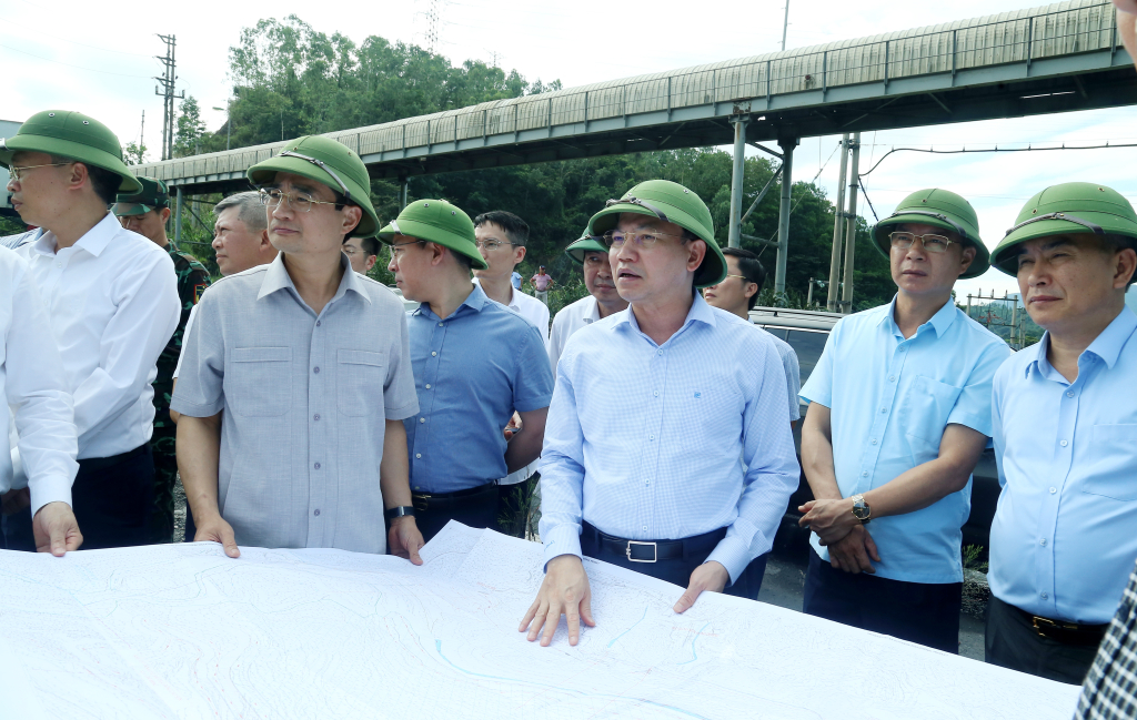 Đồng chí Bí thư Tỉnh ủy, Chủ tịch HĐND tỉnh cùng đoàn công tác đã đi kiểm tra tại bãi thải mỏ Đông Cao Sơn.