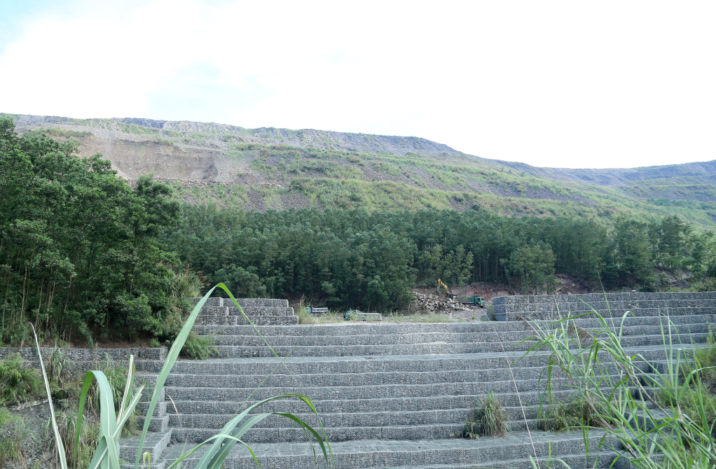 Bãi thải mỏ Đông Cao Sơn dừng hoạt động đổ thải từ năm 2015 và đã trồng cây hoàn nguyên, xây dựng các đập chắn đất, đá sạt trượt tại chân bãi thải. 