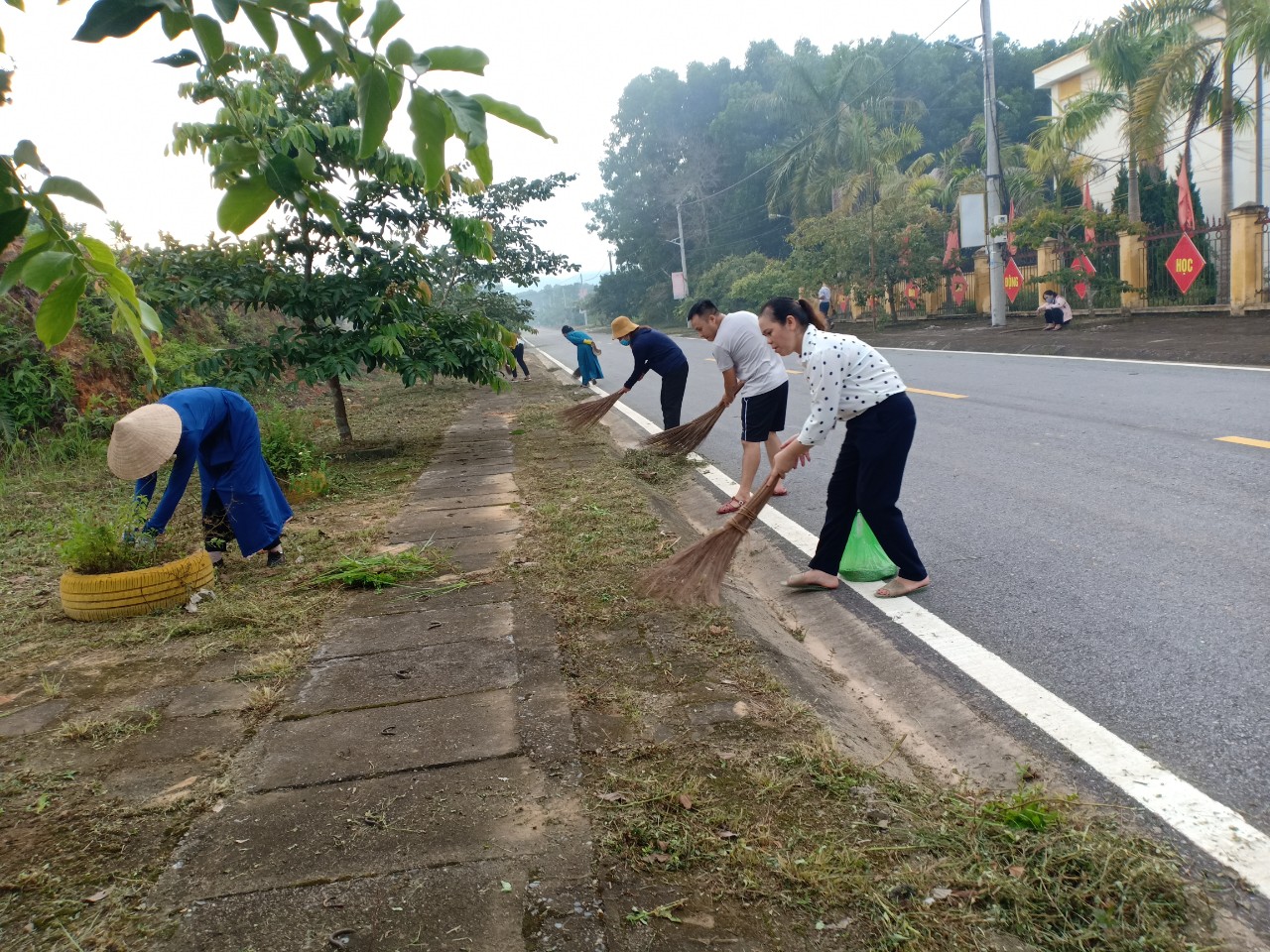 Người dân thôn Tân Phú, xã Tân Lập (Đầm Hà) vệ sinh môi trường khu dân cư.