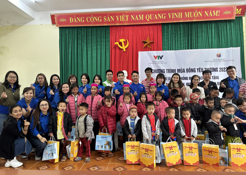 ĐVTN Đài Truyền hình Việt Nam và Trung tâm Truyền thông tỉnh Quảng Ninh tổ chức chương trình “Tình nguyện mùa đông yêu thương” tại xã Lục Hồn (huyện Bình Liêu), tháng 12-2023. Ảnh: Trúc Linh.