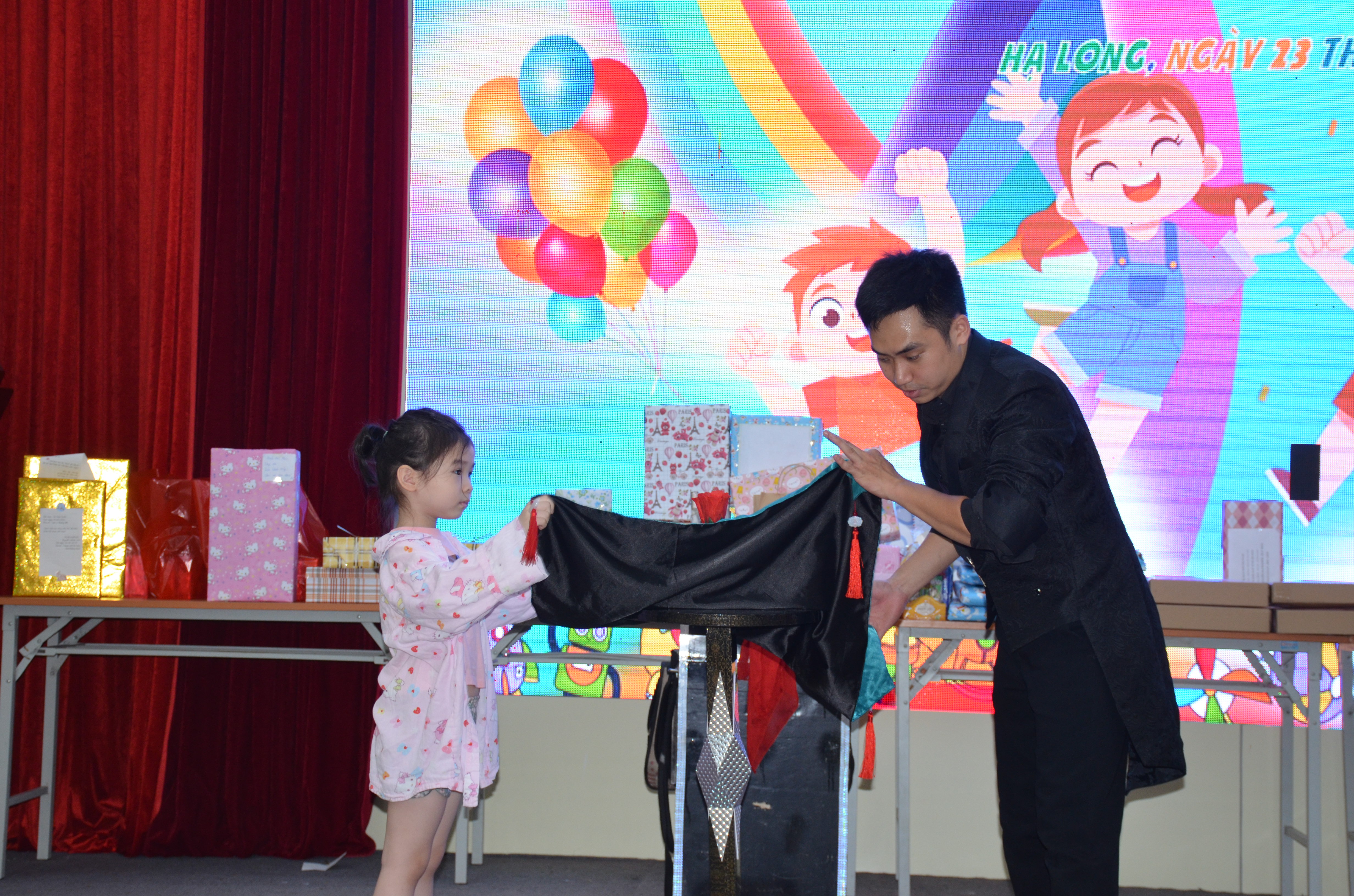 Ảo thuật gia giao lưu cùng bệnh nhi trong chương trình Vui Tết thiếu nhi 1.6 tại bệnh viện sản nhi Quảng Ninh, tháng 5/2024.