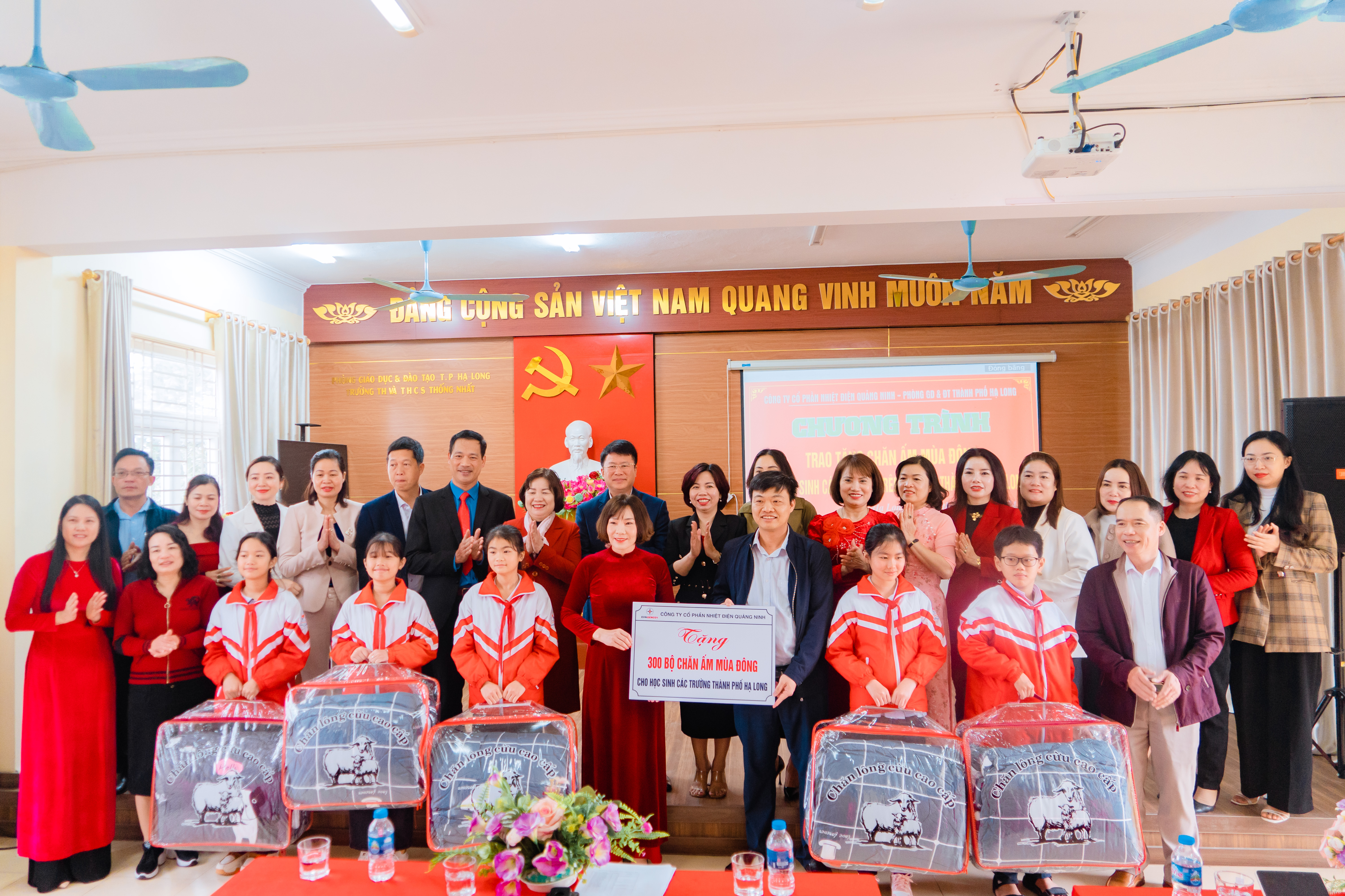 Công ty CP nhiệt điện Quảng Ninh tặng quà cho học sinh có hoàn cảnh khó khăn Trưởng TH&THCS Thống Nhất, TP Hạ Long nhan dịp tết Nguyên đán Giáp thìn 2024