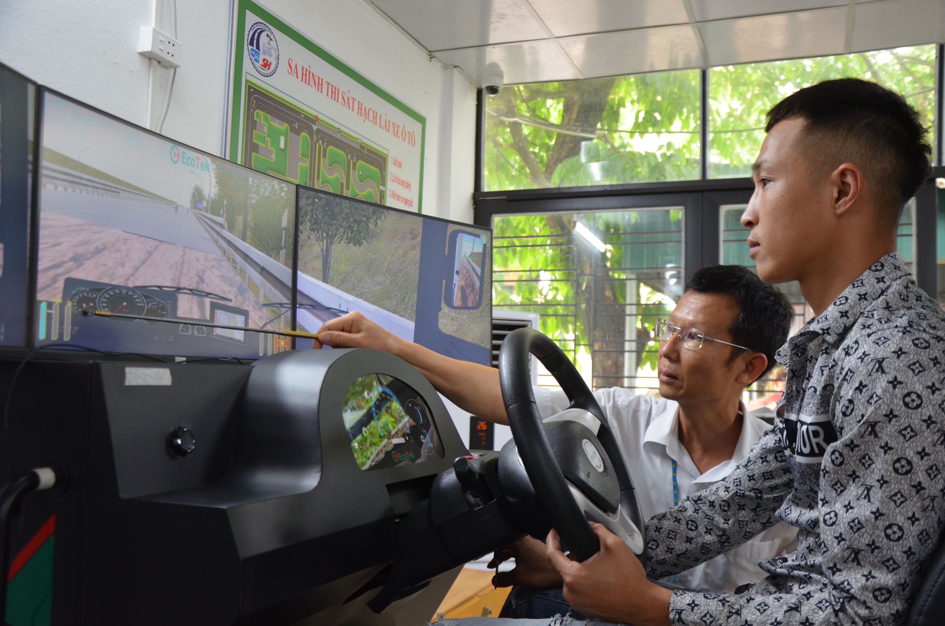 Học viên Trung tâm Sát hạch lái xe và Giám sát GT-VT đường bộ Quảng Ninh học lái xe ô tô trên cabin điện tử, tháng 4/2024.