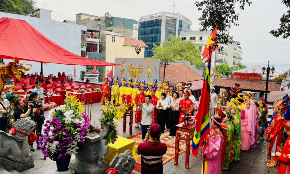 国巘德翁祠庙会在下龙市举行