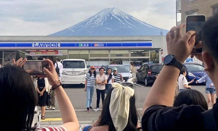 Ứng phó du lịch “xấu xí”, thị trấn Nhật Bản dựng rào chắn ngăn du khách chụp ảnh núi Phú Sĩ