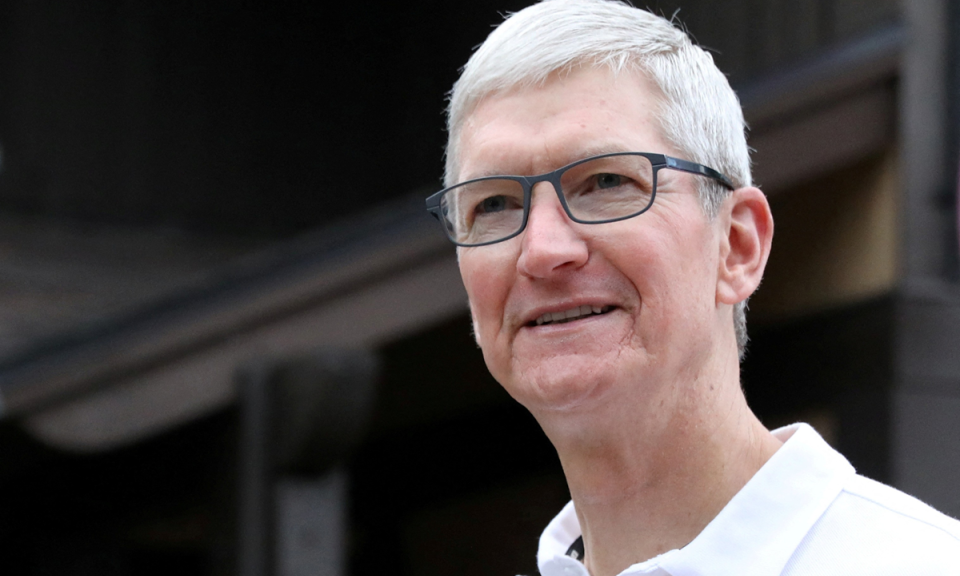 Thu nhập CEO Apple Tim Cook giảm gần 40%