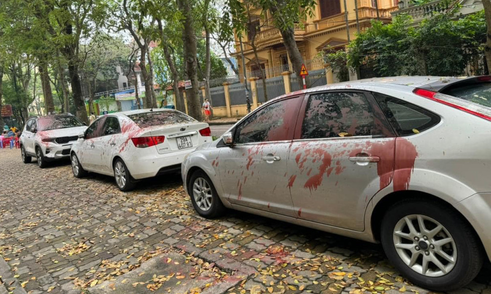 Tạm giữ hình sự 4 đối tượng tạt sơn vào nhiều ô tô ở Hà Nội