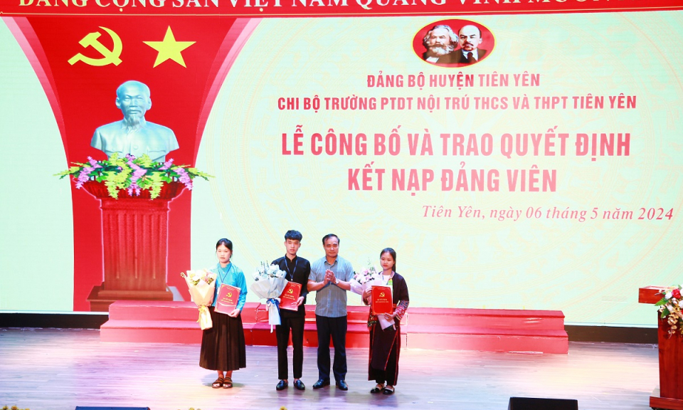 Tiên Yên: 3 học sinh ưu tú người dân tộc thiểu số đầu tiên được kết nạp Đảng