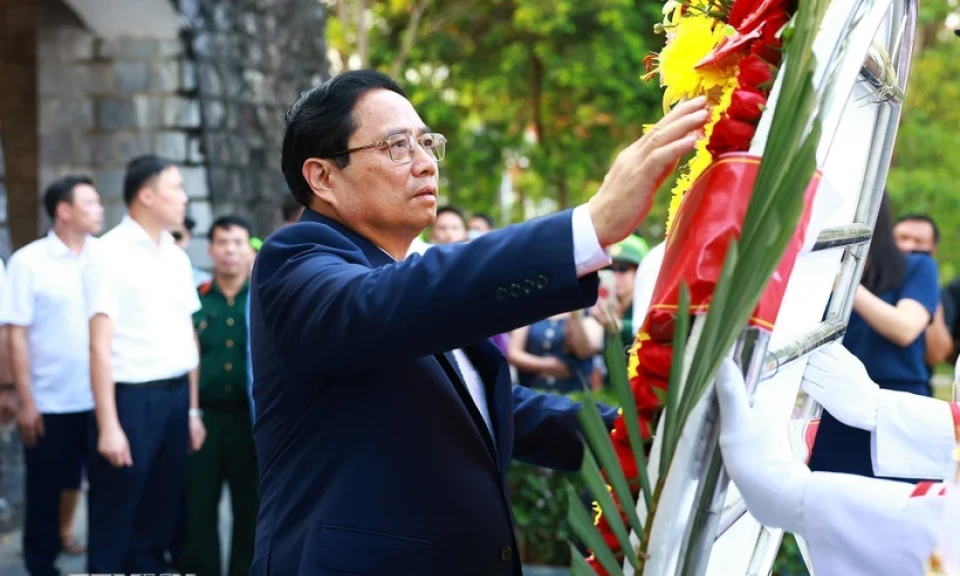 Thủ tướng dâng hương tưởng niệm các Anh hùng, Liệt sỹ tại Điện Biên Phủ