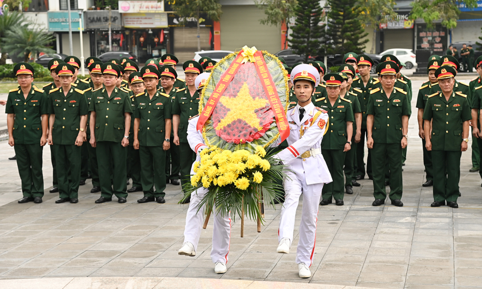 Bộ CHQS tỉnh Quảng Ninh dâng hoa, dâng hương tưởng niệm các anh hùng liệt sĩ nhân dịp kỷ niệm 70 năm chiến thắng Điện Biên Phủ