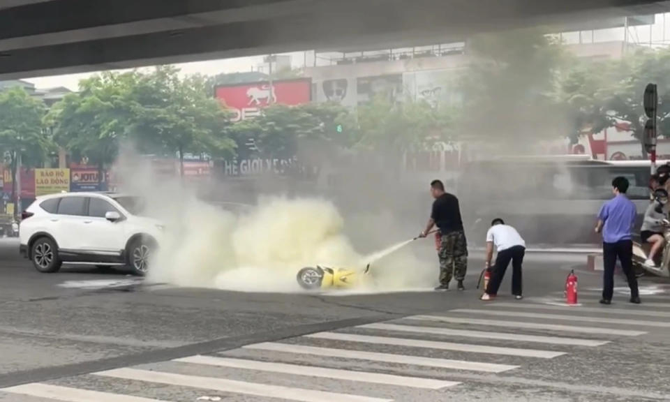 Xe máy bốc cháy dữ dội sau khi va chạm với ô tô