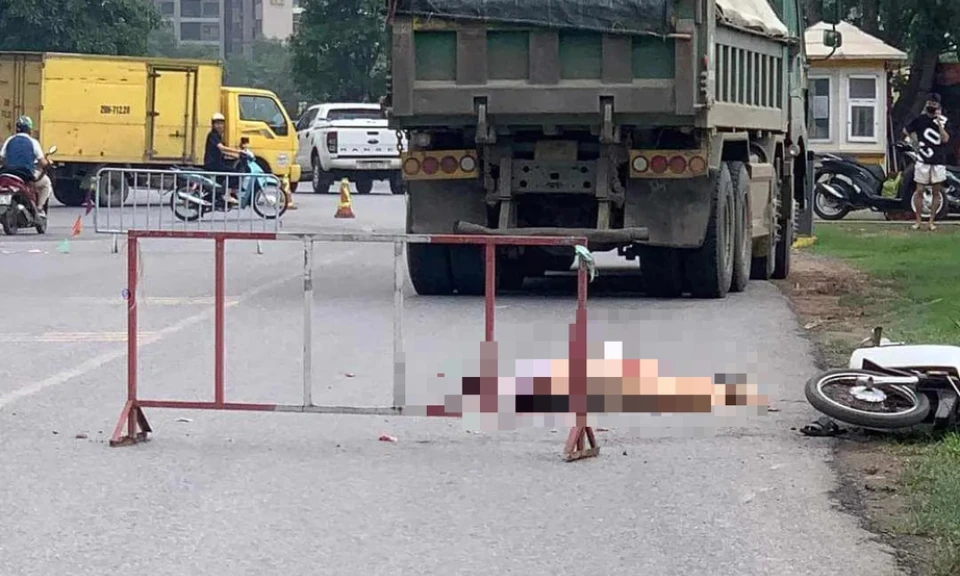 Va chạm với ô tô tải, người phụ nữ tử vong trong đường nội bộ khu đô thị ở Hà Nội