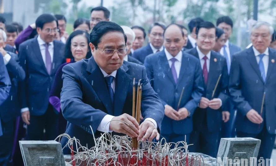 Party, State leaders pay tribute to fallen soldiers on Dien Bien Phu Battlefield