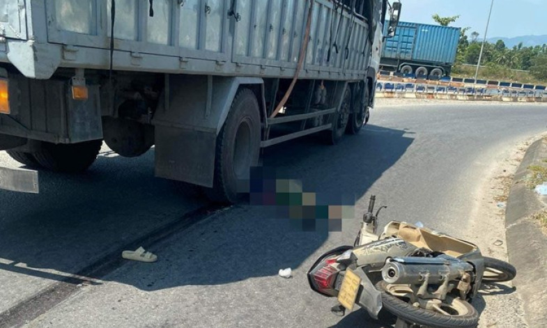 Va chạm với xe ôtô tải, một phụ nữ ở Đà Nẵng tử vong
