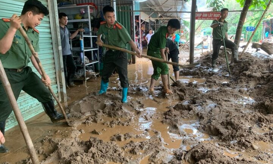 Lũ quét tràn về trong đêm, 30 ngôi nhà ở Điện Biên chìm trong bùn đất