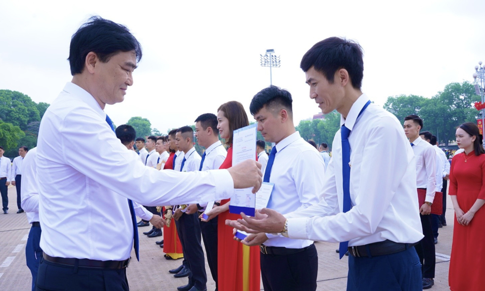 Đảng ủy Công ty CP Than Vàng Danh lần đầu tiên tổ chức kết nạp 30 đảng viên mới tại Lăng Chủ tịch Hồ Chí Minh
