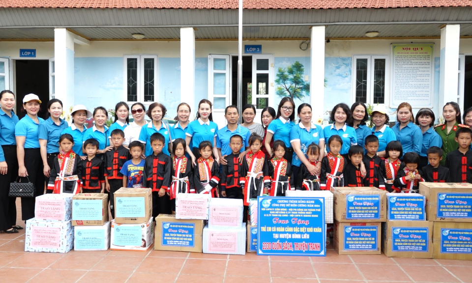 Hội LHPN thành phố Cẩm Phả trao tặng nhiều phần quà cho phụ nữ huyện Bình Liêu 