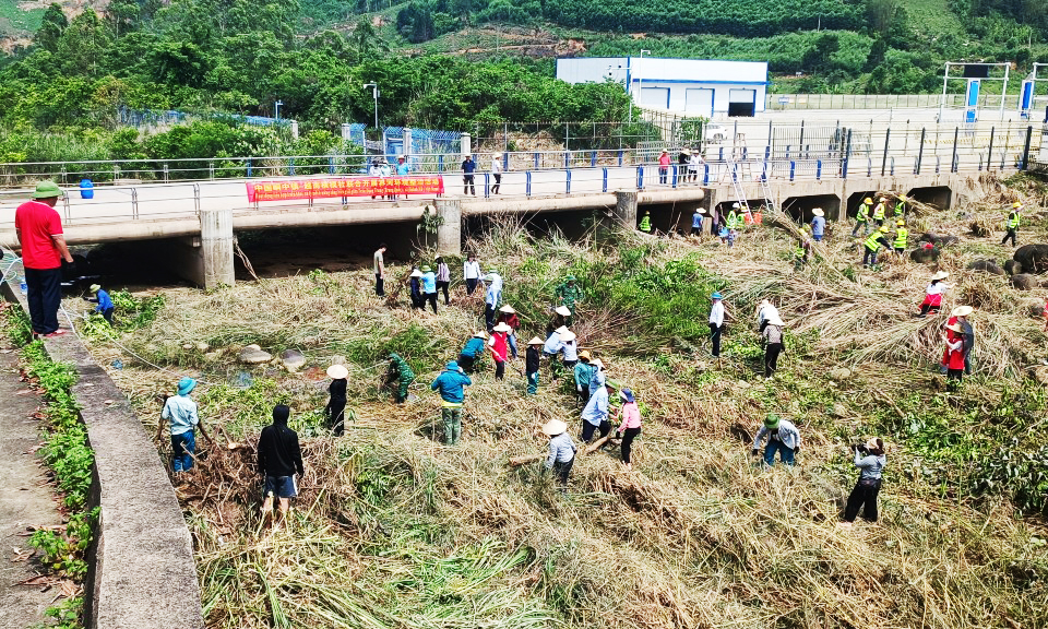 Dọn vệ sinh môi trường sông, suối khu vực biên giới Việt - Trung