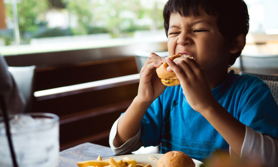 4 cách đối phó với trẻ kén ăn thay vì thỏa hiệp