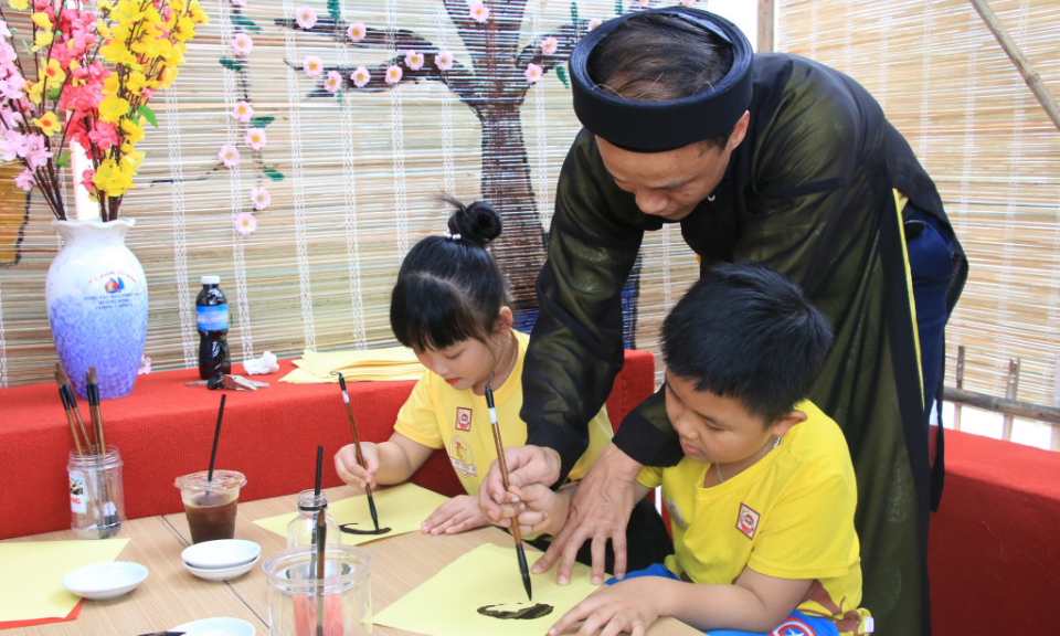 Giáo dục di sản và lịch sử truyền thống góp phần gìn giữ, phát huy bản sắc văn hoá dân tộc trong học sinh phổ thông ở Quảng Ninh 
