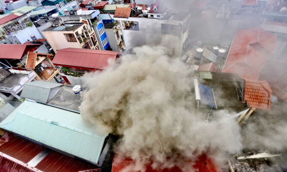 Dập tắt đám cháy nhà dân trong ngõ nhỏ ở Thanh Xuân