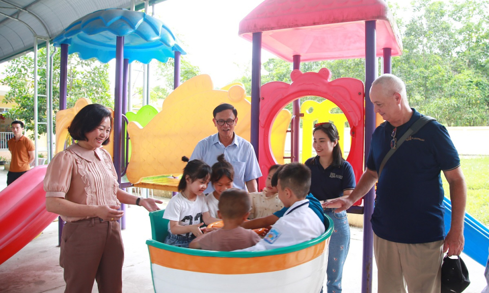 Trao tặng khu vui chơi và giáo dục thể chất tại huyện Tiên Yên