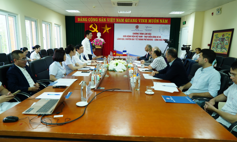 Đoàn lãnh đạo và chuyên gia y tế  Pháp làm việc với Bệnh viện Việt Nam - Thụy Điển Uông Bí