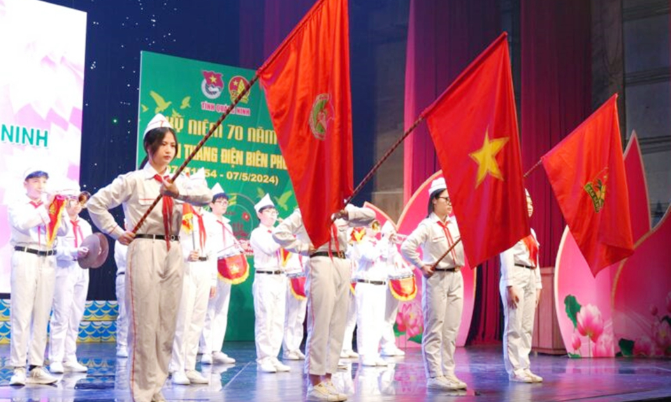 Tô thắm truyền thống vẻ vang của Đội TNTP Hồ Chí Minh