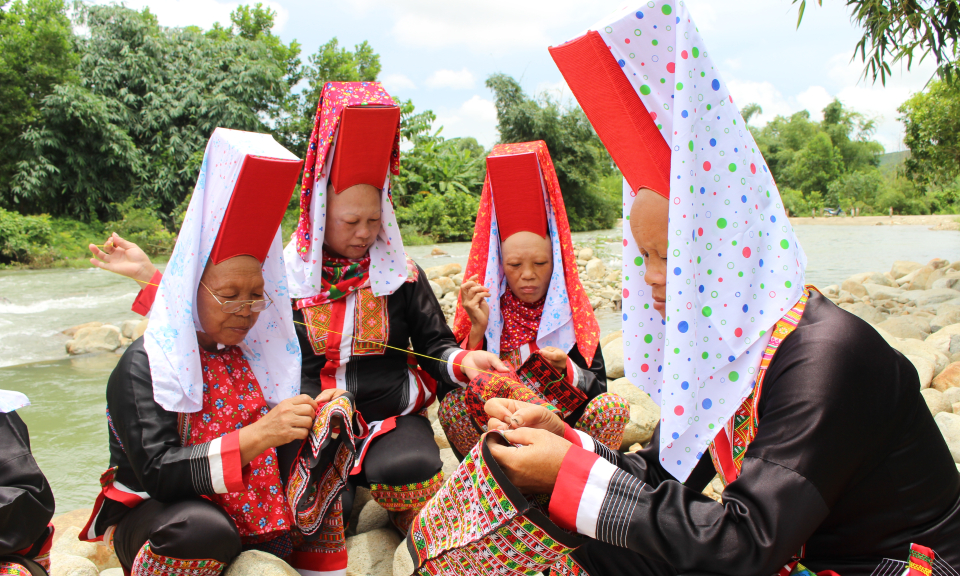 Nét đẹp trang phục truyền thống dân tộc Dao Thanh Phán ở Quảng An (Đầm Hà)