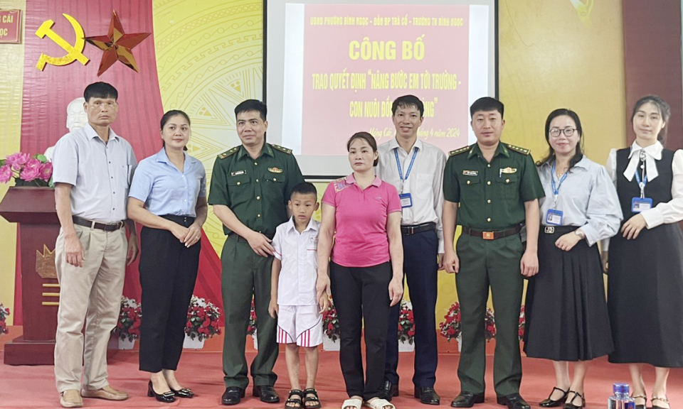 Lãnh đạo Đồn BP Trà Cổ tặng quà cho trẻ em nghèo trên địa bàn đơn vị đóng quân.