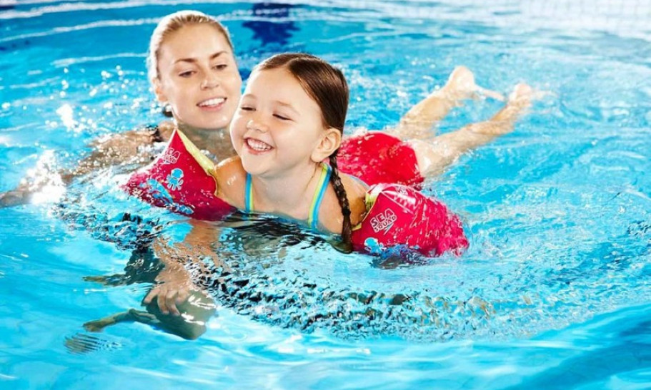 Chuyên gia chỉ cách cha mẹ dạy con bơi