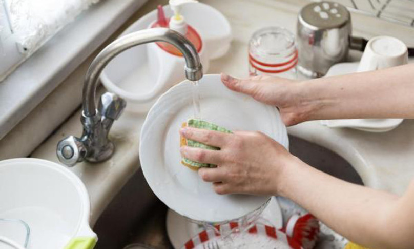 Rửa chén bát không đúng dễ khiến chất độc xâm nhập cơ thể