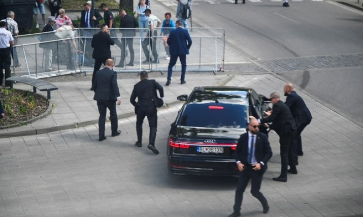 Góc máy cận cảnh nghi phạm rút súng ám sát thủ tướng Slovakia