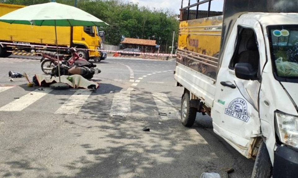 Tai nạn giữa xe máy với xe tải khiến 1 người tử vong, 1 người bị thương