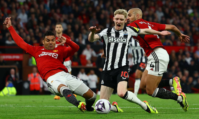 Man Utd gieo sầu cho Newcastle