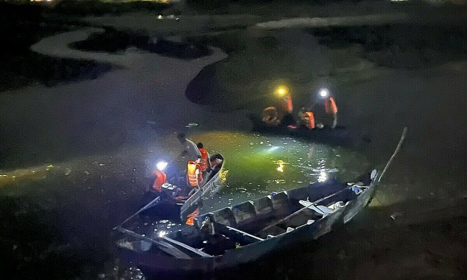 Ghe chở 6 công nhân xây cao tốc bị lật trên sông