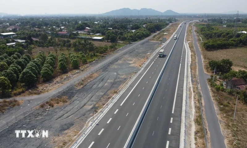 Xe tải cháy trơ khung khi đang lưu thông trên tuyến cao tốc Cam Lâm-Vĩnh Hảo