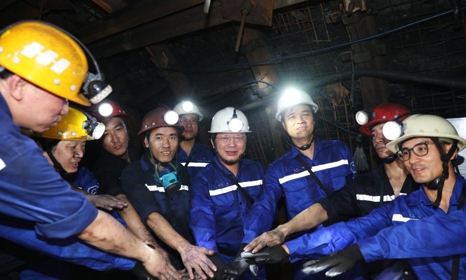 Tổng Liên đoàn Lao động và Chủ tịch UBND tỉnh thăm, tặng quà công nhân mỏ