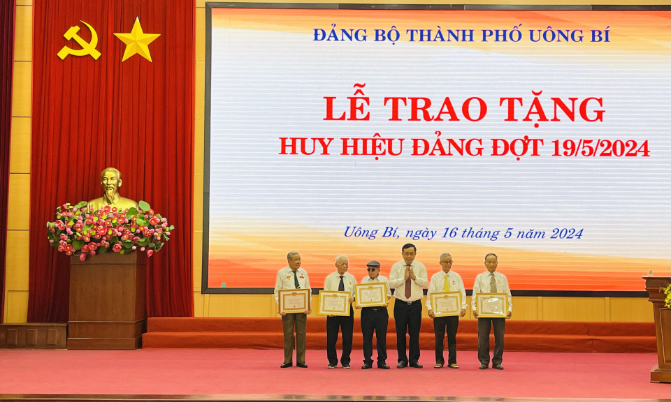 TP Uông Bí: Lễ trao tặng huy hiệu Đảng đợt 19/5/2024