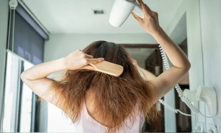 Một số mẹo bảo vệ mái tóc khỏi tác hại của nhiệt độ cao khi sấy