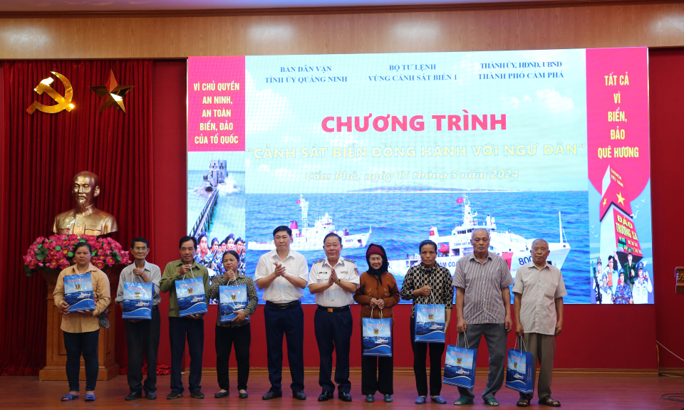 Chương trình “Cảnh sát biển đồng hành với ngư dân” tại TP Cẩm Phả