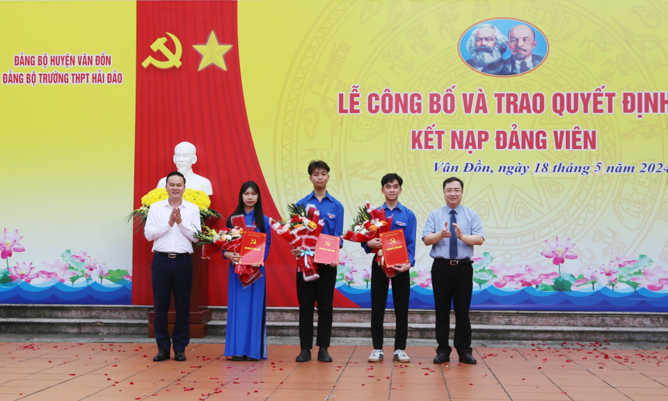 Phó Bí thư Tỉnh ủy Đặng Xuân Phương dự lễ kết nạp đảng cho học sinh trường THPT Hải Đảo (huyện Vân Đồn)