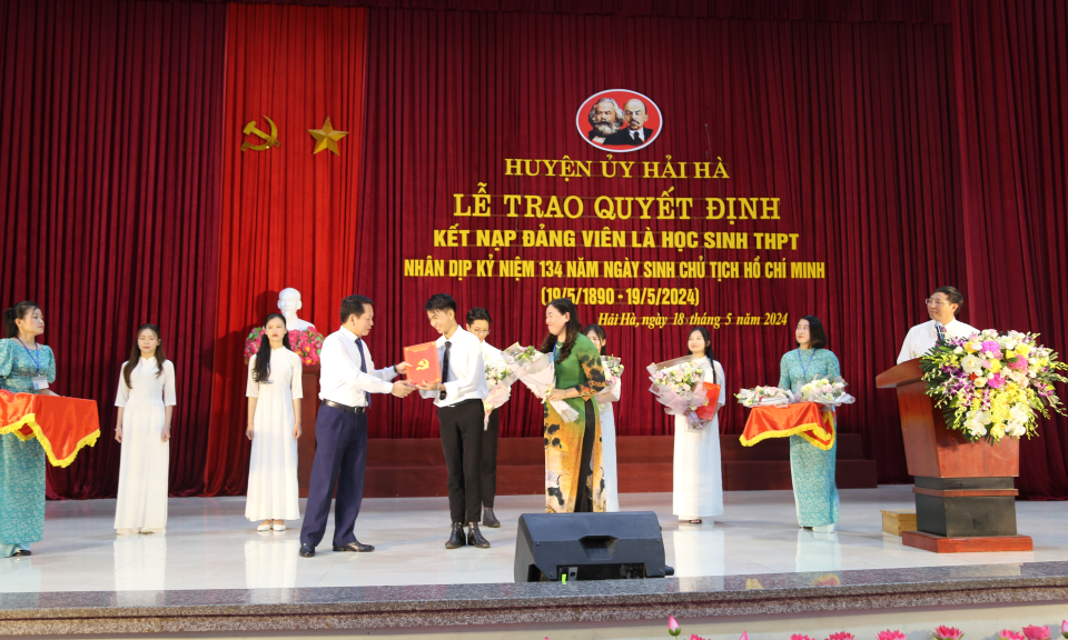 Hải Hà: Trao quyết định kết nạp Đảng viên cho 6 học sinh THPT ưu tú