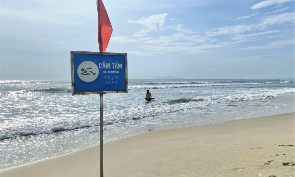 9 thanh thiếu niên bị sóng cuốn, 2 người tử vong khi tắm biển ở Đà Nẵng