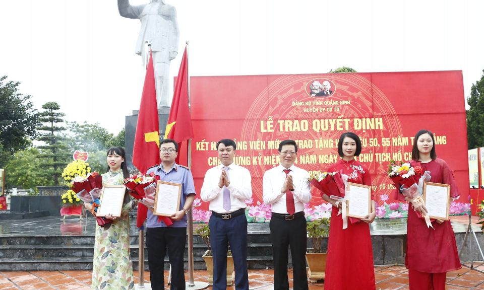 Cô Tô kết nạp đảng viên và trao Huy hiệu Đảng nhân dịp kỷ niệm 134 năm Ngày sinh Chủ tịch Hồ Chí Minh 