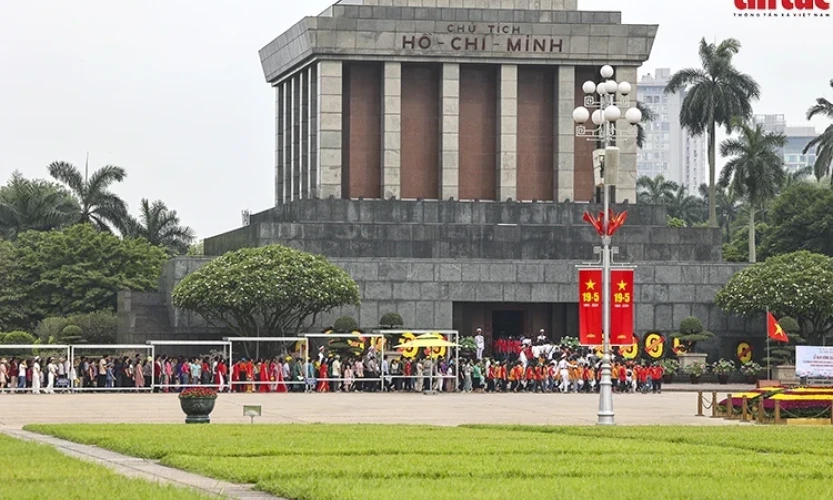 Around 32,000 people visit Ho Chi Minh Mausoleum on President's 134th birthday