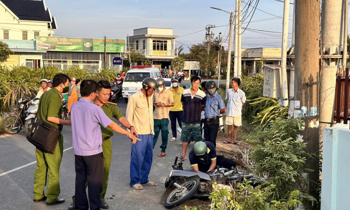 Xe máy lao vào cột điện, 1 người tử vong