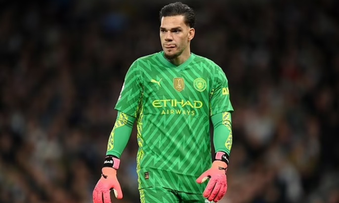 Ederson tiếp tục nhận thêm hung tin