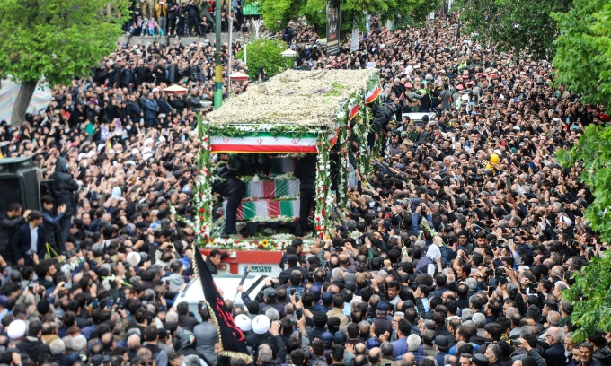 Hàng chục nghìn người Iran tưởng niệm Tổng thống Raisi