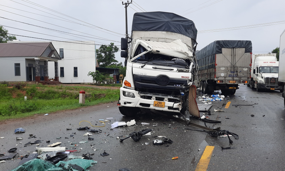 Hai xe tải bẹp dúm đầu sau cú tông trực diện, tài xế bị thương nặng